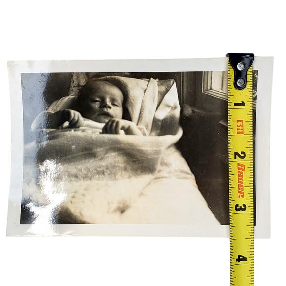 Vtg Newborn Baby Sleeping Monochrome Photography Found Snapshot B&W Landscape - Picture 3 of 4